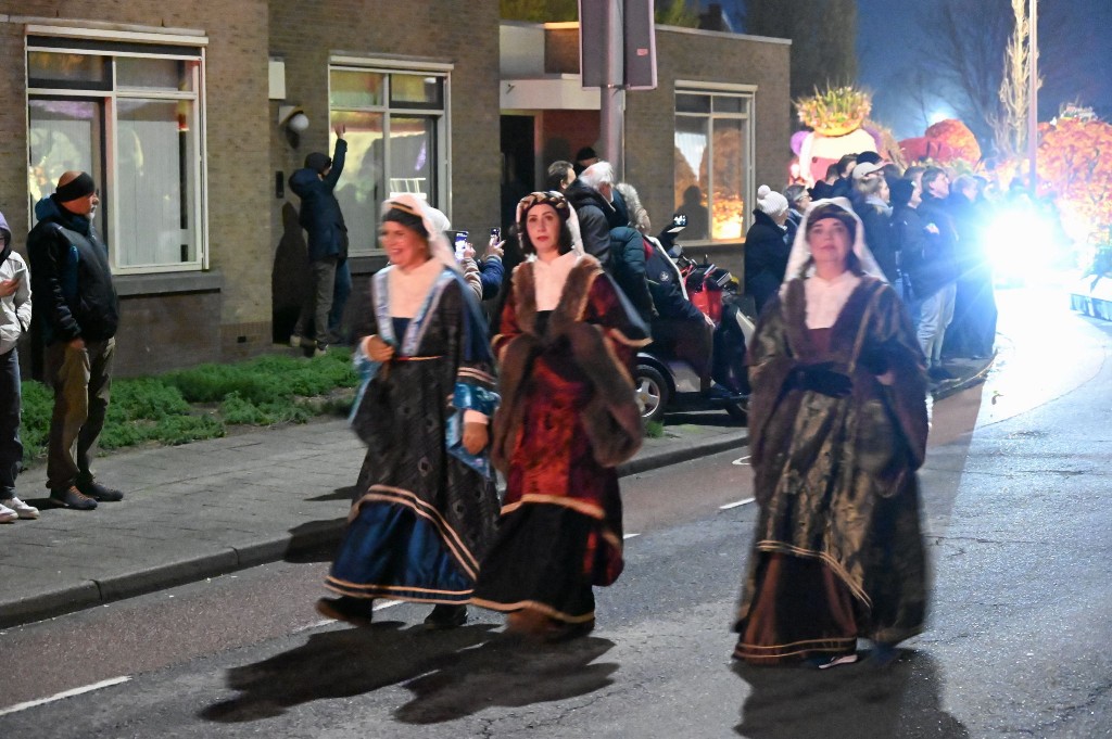 ../Images/Verlicht bloemencorso 2024 077.jpg